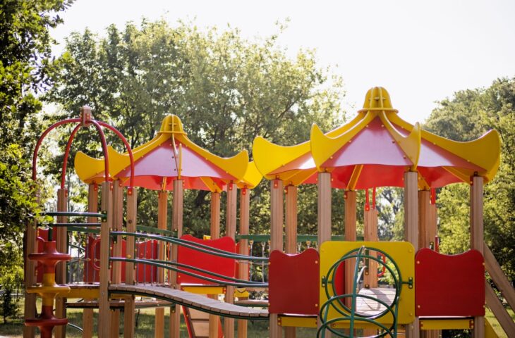Place zabaw dla dzieci: jak wybrać najlepsze rozwiązania?
